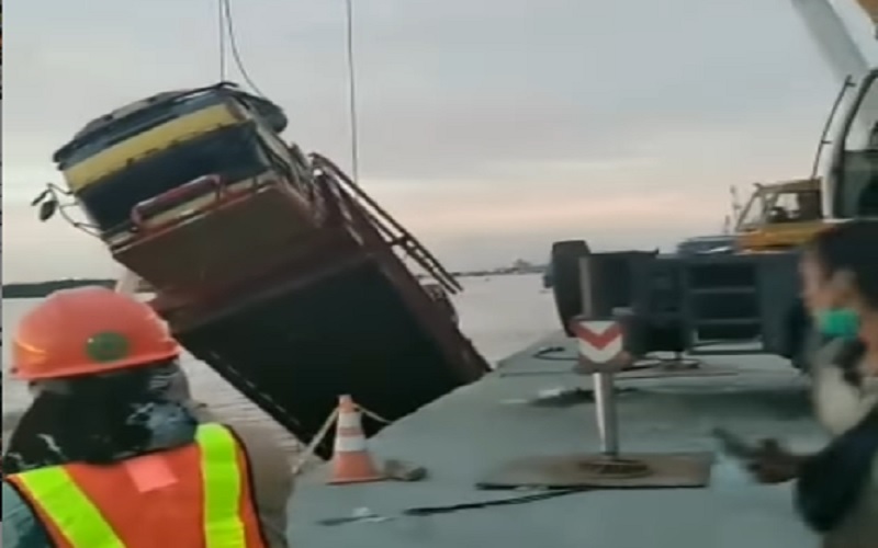 Video Detik-Detik Evakuasi Truk Fuso Tercebur di Sungai Barito