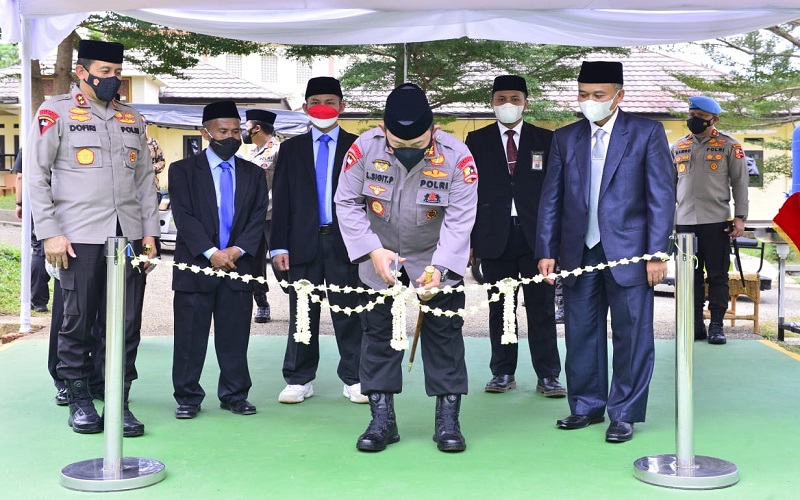 Kapolri Resmikan Gedung Baru Ponpes Assalam Sukabumi dan Tinjau Vaksinasi se-Jabar