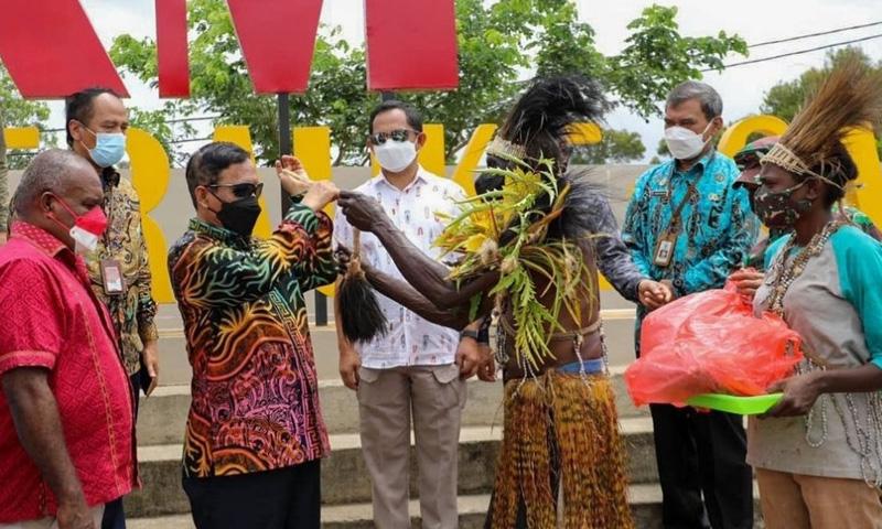 Tinjau Pos Lintas Batas Negara, Mahfud MD: Indah dan Cukup Megah dengan Desain Kearifan Lokal