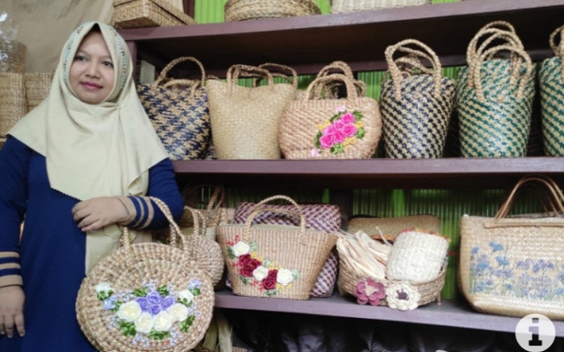 Berhenti jadi Guru Honorer, Perempuan Ini Sukses Jadi Pengusaha Anyaman Eceng Gondok