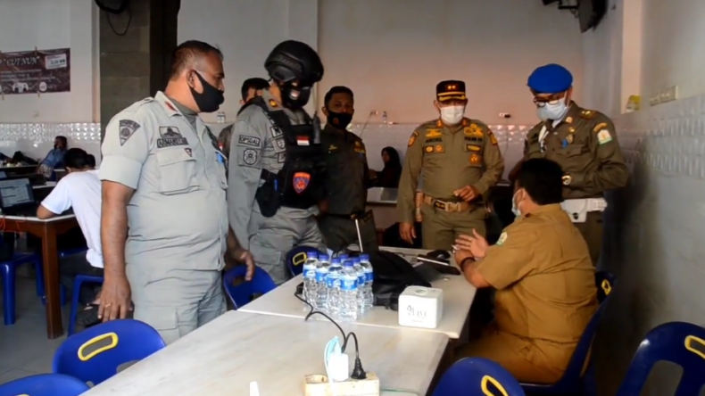 Asyik Nongkrong di Warkop saat Jam Kerja, 2 PNS di Aceh Diciduk Satpol PP
