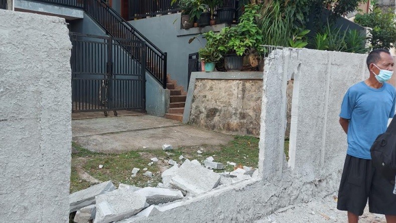 Tembok Proyek Tutup Akses Jalan Warga di Ciputat Dibongkar Satpol PP