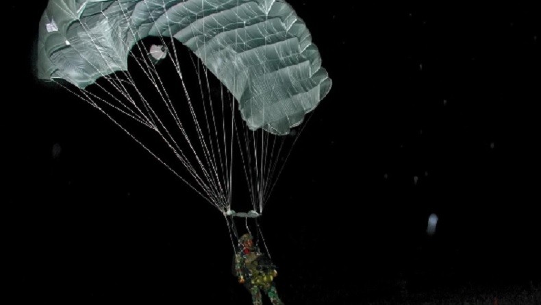 Gunakan Pesawat Cassa, Prajurit Intai Amfibi Marinir Terjun Tempur Malam di Desa Banyuputih 