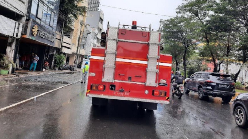 Petugas Damkar Jaktim Selamatkan Pengemudi yang Terjepit di Mobil