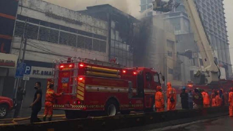 Ruko di Depan LTC Glodok Taman Sari Jakarta Barat Hangus Terbakar