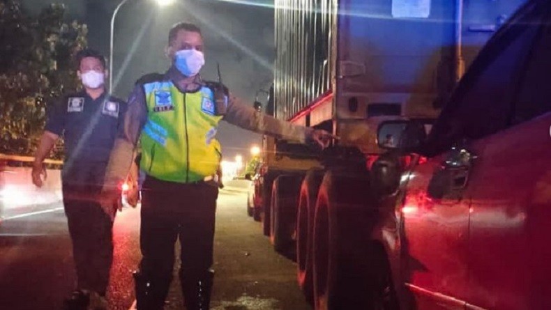 Kecelakaan di Jalan Kamal Raya, Avanza Ringsek Hantam Truk