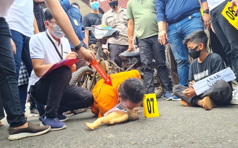 Rekonstruksi Pembunuhan Balita di Rumah Kosong, Ayah Kandung Korban Emosi 