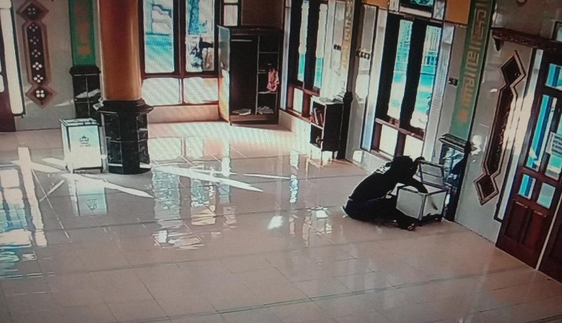 Terekam CCTV, Pria Gondrong Gasak Uang Kotak Amal di Masjid Al Hidayah Subang