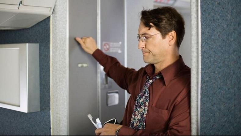 Duh, Pesawat Ini Terpaksa Mendarat Darurat setelah Penumpang Mengunci Diri di Toilet