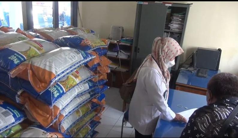  Ratusan Warga Tegal Tak Dapat Bansos, 486 Ton Beras Menumpuk di Kantor Kelurahan