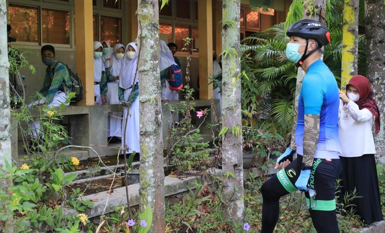 Temukan Kerumunan Siswa SMP di Semarang, Ganjar Tegur Guru dan Ancam Tutup Sekolah