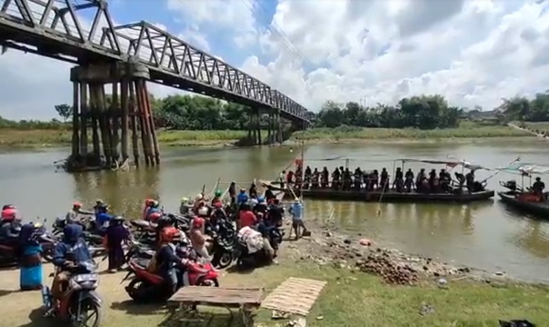 Jembatan Bojonegoro-Tuban Ditutup, Pemotor Seberangi Bengawan Solo dengan Perahu