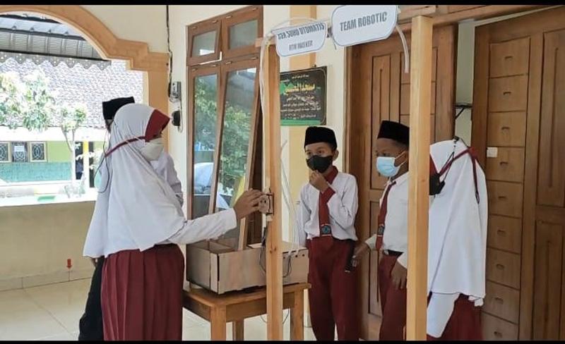 Hebat, Siswi Kelas 6 Madrasah di Boyolali Ini Ciptakan Robot Kayu Pendeteksi Suhu Tubuh 