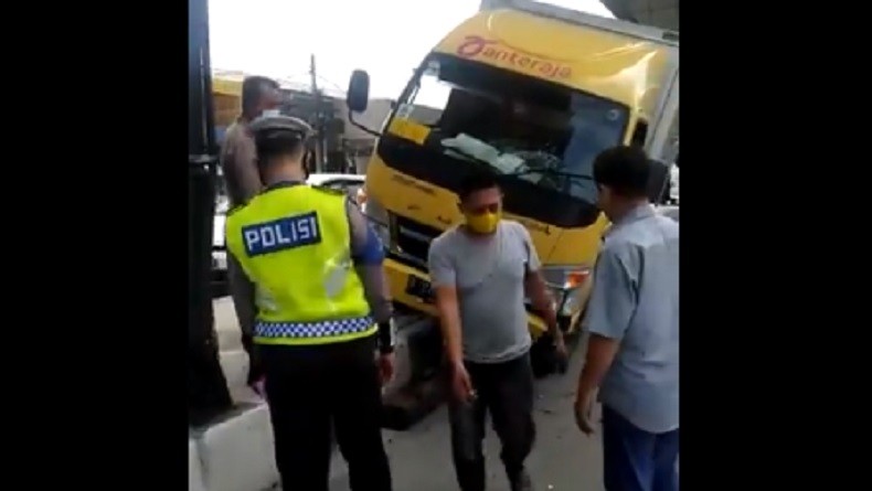 Sopir Hilang Kendali, Truk Boks Tersangkut Pembatas Jalan di Lebak Bulus Jaksel