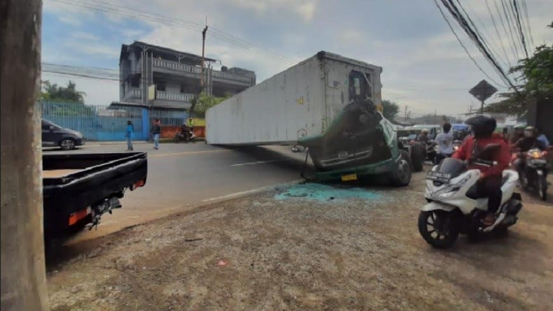 Muatan Terlepas, Truk Pengangkut Peti Kemas Terguling di Tangerang