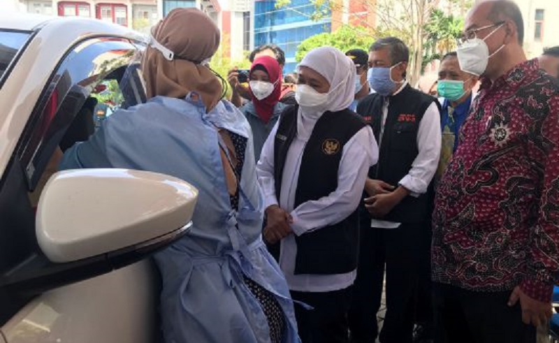 Tinjau Vaksinasi Drive Thru di UM Surabaya, Khofifah: Ini Ide Brilian
