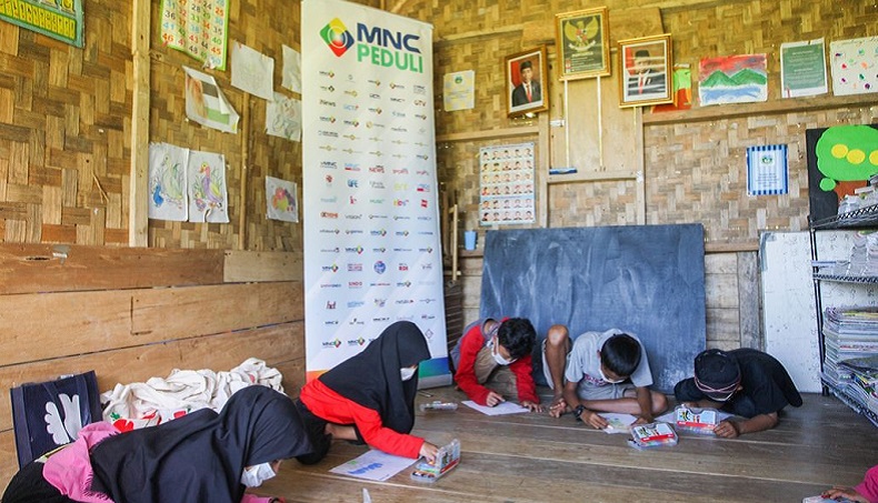 Latih Kreativitas, MNC Peduli Ajak Anak-Anak Kampung Cisadon Bogor Bermain Bersama