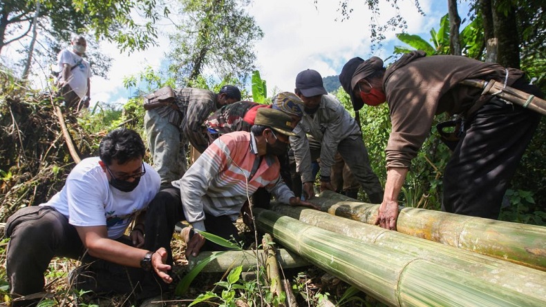 Relawan MNC Peduli Bantu Panen Kopi dan Perbaiki Jembatan di Cisadon Bogor