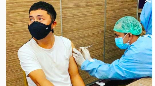 Ananda Omesh Pamer Foto Vaksinasi Covid-19, Ersa Mayori Meledek: Mesra Amat Sama Meja