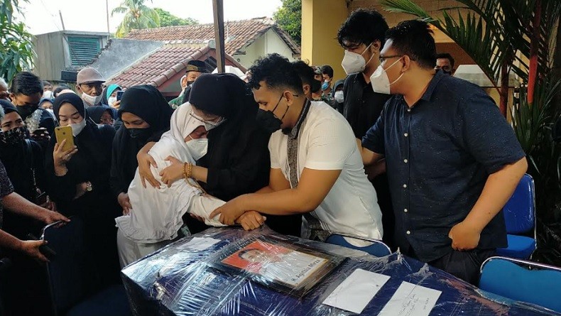Tangis Keluarga Warnai Kedatangan Jenazah Pilot Rimbun Air Kapten H. Mirza di Rumah Duka