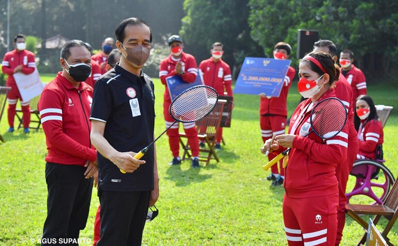 Saat Jokowi Terima Raket Perjuangan Peraih Medali Emas Paralimpiade Tokyo