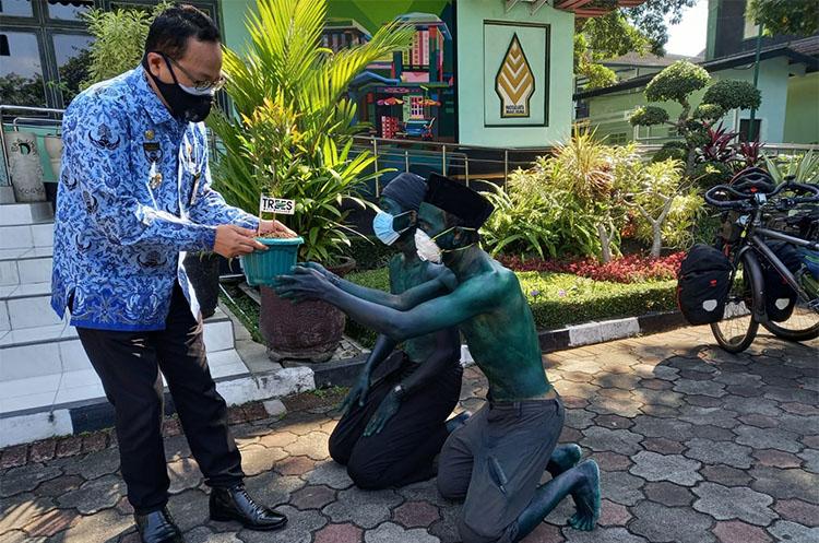 Cat Tubuh dengan Warna Hijau, 2 Pemuda Bogor Bersepeda Kampanye Lingkungan di Kota Jogja