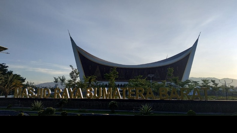 Viral Video 15 Detik Gadis Cantik Menari Seksi di Depan Masjid Raya Sumbar