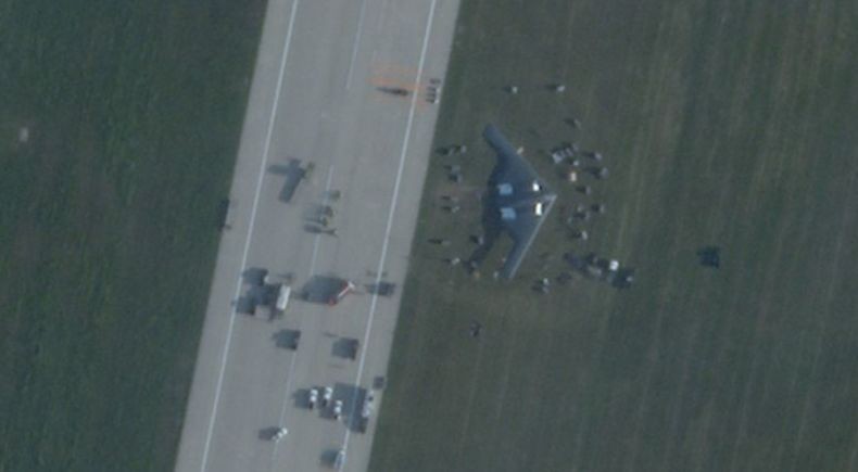 Roda Jatuh, Pesawat Pengebom Siluman Amerika B2 Spirit Kecelakaan saat Mendarat