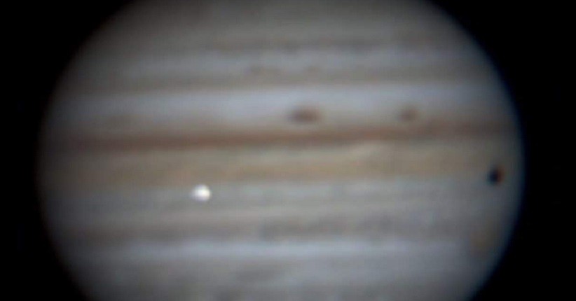 Astronom Amatir Tangkap Cahaya Terang di Permukaan Jupiter, Dikaitkan dengan Benturan Asteroid