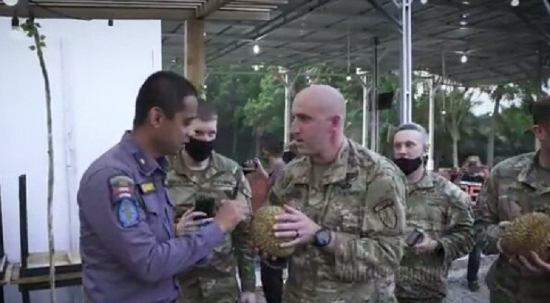 Momen US Army Cicipi Durian : Wow, Rasanya seperti Pisang