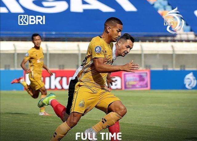 Bhayangkara FC Hajar Madura United, Ezechiel Ndouassel Pahlawan