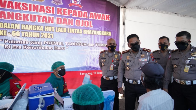 Gelar Vaksinasi Massal, Ditlantas Polda Jateng Gandeng Driver Ojol dan Sopir Angkot