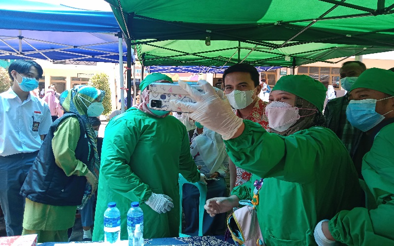 Sahrul Gunawan Tinjau Vaksinasi Massal Pelajar, Vaksinator Berebut Selfie Bersama