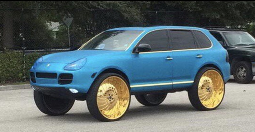 Viral Pemilik Mobil Porsche Tua Ini Jalan-Jalan Pakai Pelek Emas