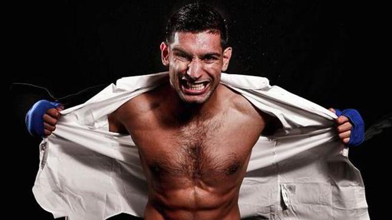 Dipaksa Turun dari Pesawat Gara-Gara Masker, Petinju Amir Khan Murka