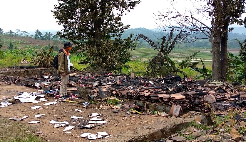 Diduga Korsleting Listrik, Rumah Panggung di Sukabumi Ludes Terbakar