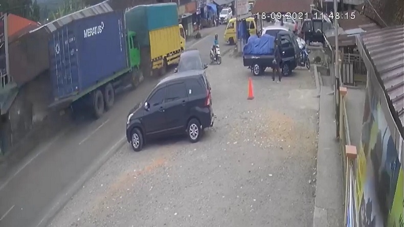 Terekam CCTV, Begini Detik-Detik Pemotor di Agam Lolos dari Maut