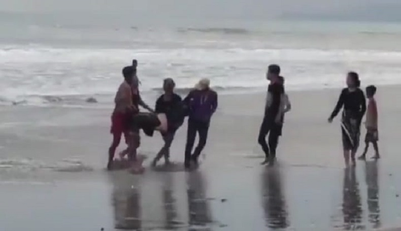 Hendak Tolong Remaja Tenggelam, Wisatawan Hilang Terseret Ombak Pantai Citepus Sukabumi