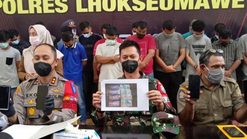 Asyik Main Judi Chip Domino, 22 Pria di Lhokseumawe Terancam Hukum Cambuk