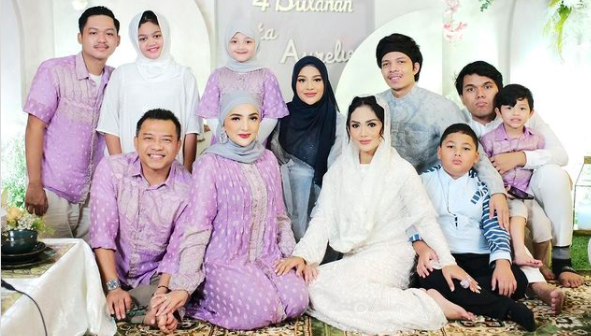 Aurel Pamer Potret Mesra saat Pengajian 4 Bulanan, Netizen: Adem Lihatnya