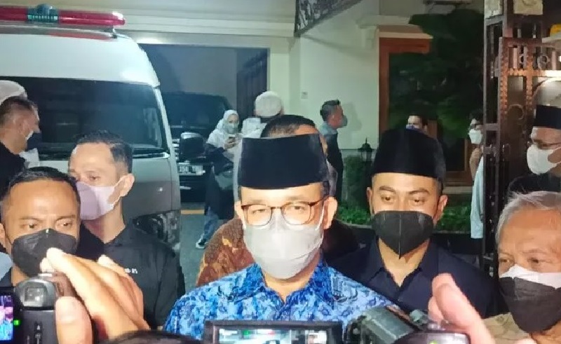 Masih Kenakan Seragam Korpri, Anies Melayat ke Rumah Duka Mertua SBY