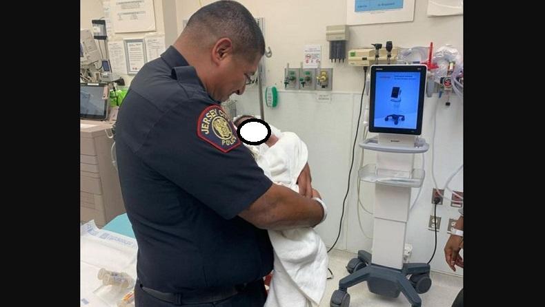 Menegangkan, Polisi Berhasil Tangkap Bayi yang Dilempar dari Balkon Lantai 2 