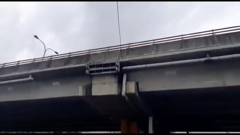 Terekam Video Aksi Pria Nekat Bunuh Diri Lompat dari Flyover Medan Amplas