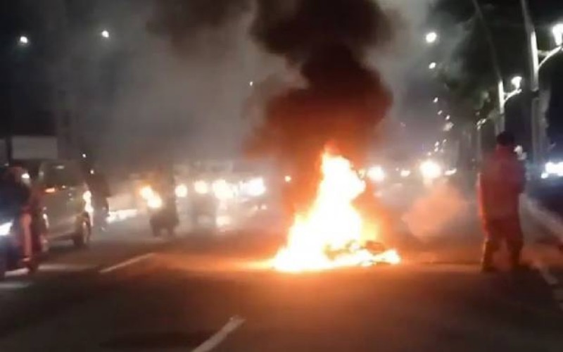 Tragis, Pemotor Tewas Terbakar usai Tabrakan dengan Truk di Jalintim