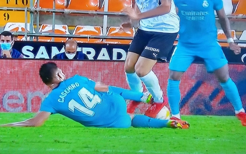 Lakukan Tekel Horor pada Pemain Valencia, Casemiro Seharusnya Diganjar Kartu Merah