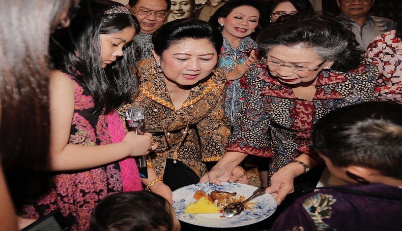    Bupati Karawang Posting Foto Almarhumah Mertua SBY, Kolom Komentar Banjir Doa