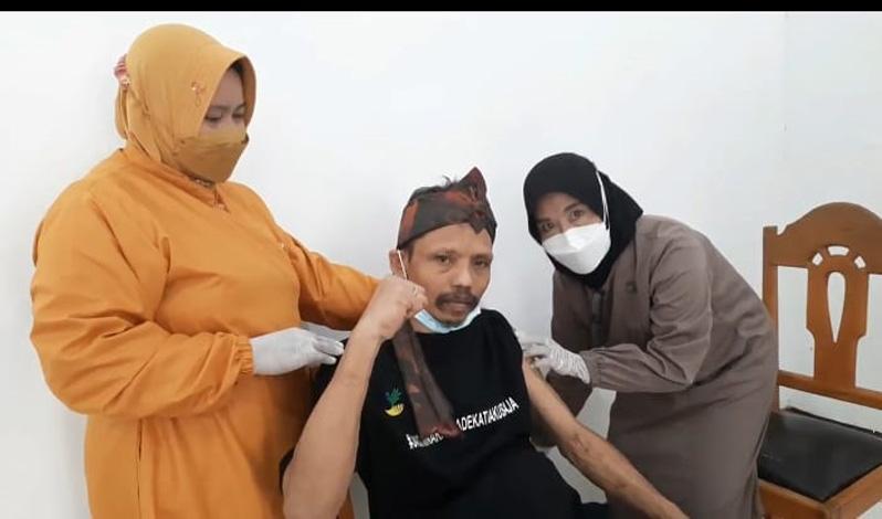  Penampakan Eks Kanibal Sumanto Disuntik Vaksin di Pondok Rehabilitasi Jiwa Purbalingga