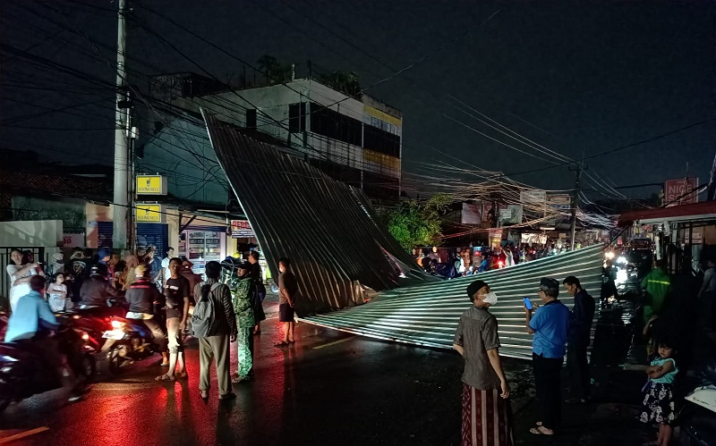 Begini Kacaunya Depok saat Hujan dan Angin Kencang Melanda Selasa Sore