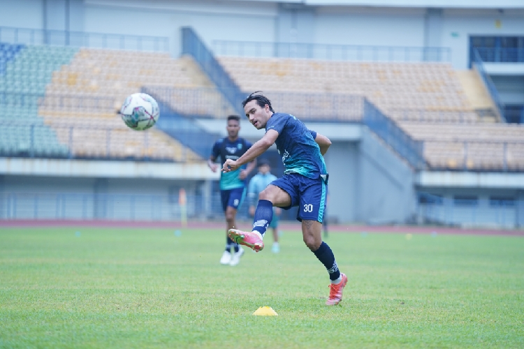 Ogah Terjebak Nostalgia, Ezra Walian Siap Bikin Pendukung PSM Sakit Hati