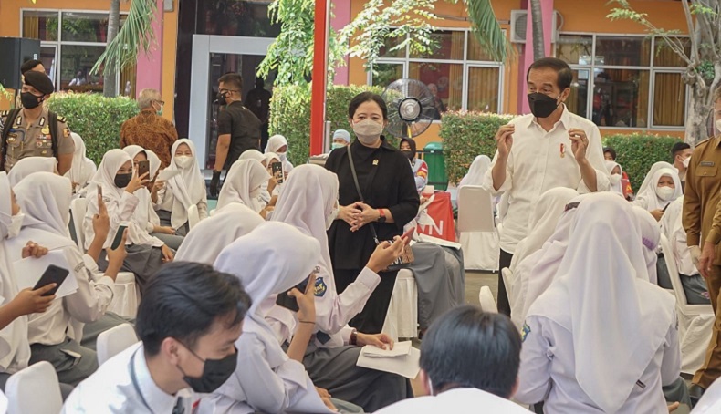 Jokowi Minta Vaksinasi Pelajar di Banten Segera Dituntaskan